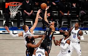 奥多姆凌晨开奔驰分心捡手机 结果撞上路边车辆