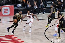 奥多姆凌晨开奔驰分心捡手机 结果撞上路边车辆